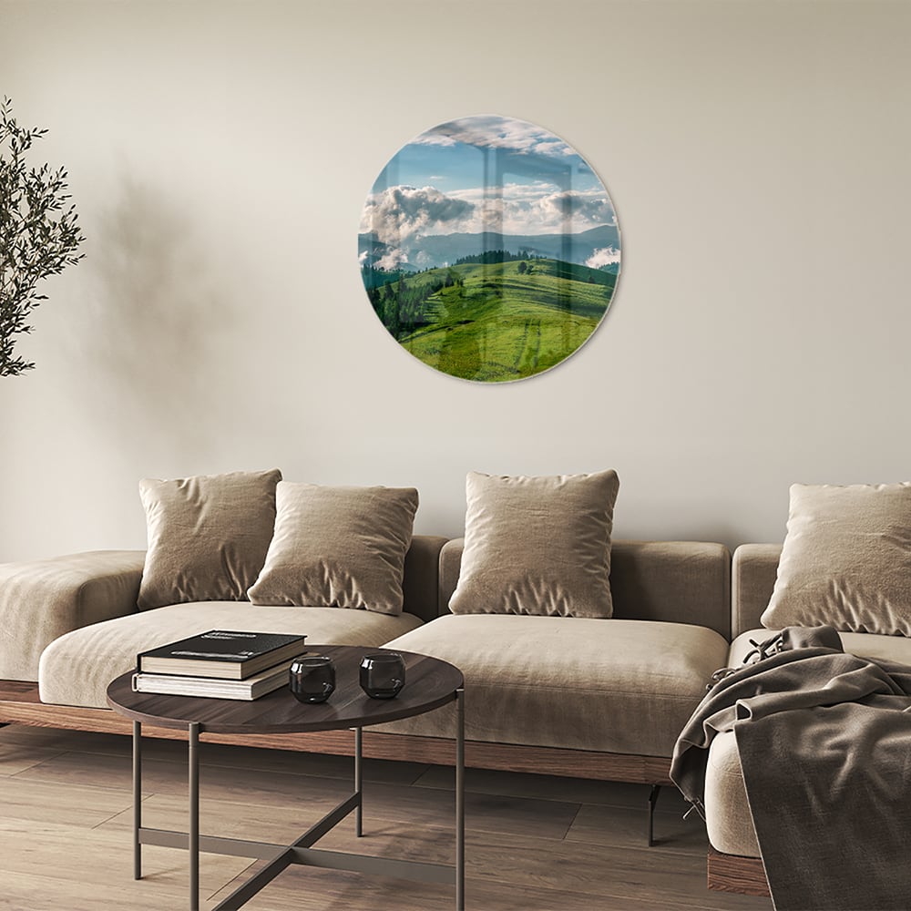 Glas schilderij van een prachtig berglandschap met groene heuvels en bergen.