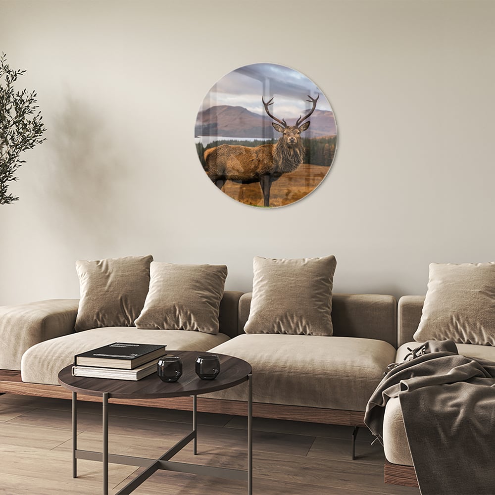Glazen schilderij van een hert op een natuurlijke achtergrond.