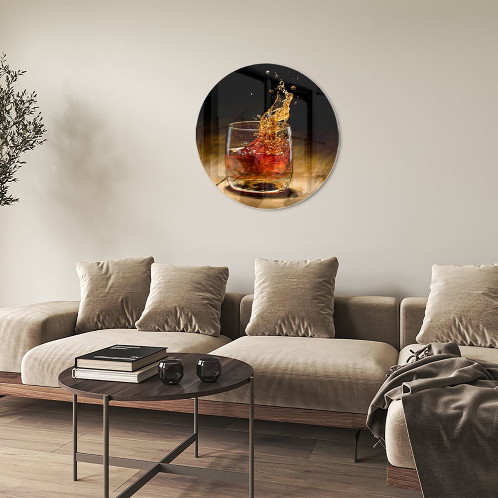 Glazen schilderij met een glas en spetterende drank op een houten tafel.