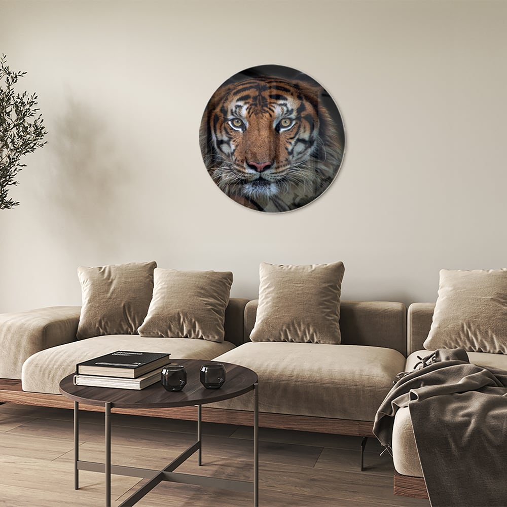 Glazen schilderij van een tijger, mooi weergegeven in een moderne woonkamer.