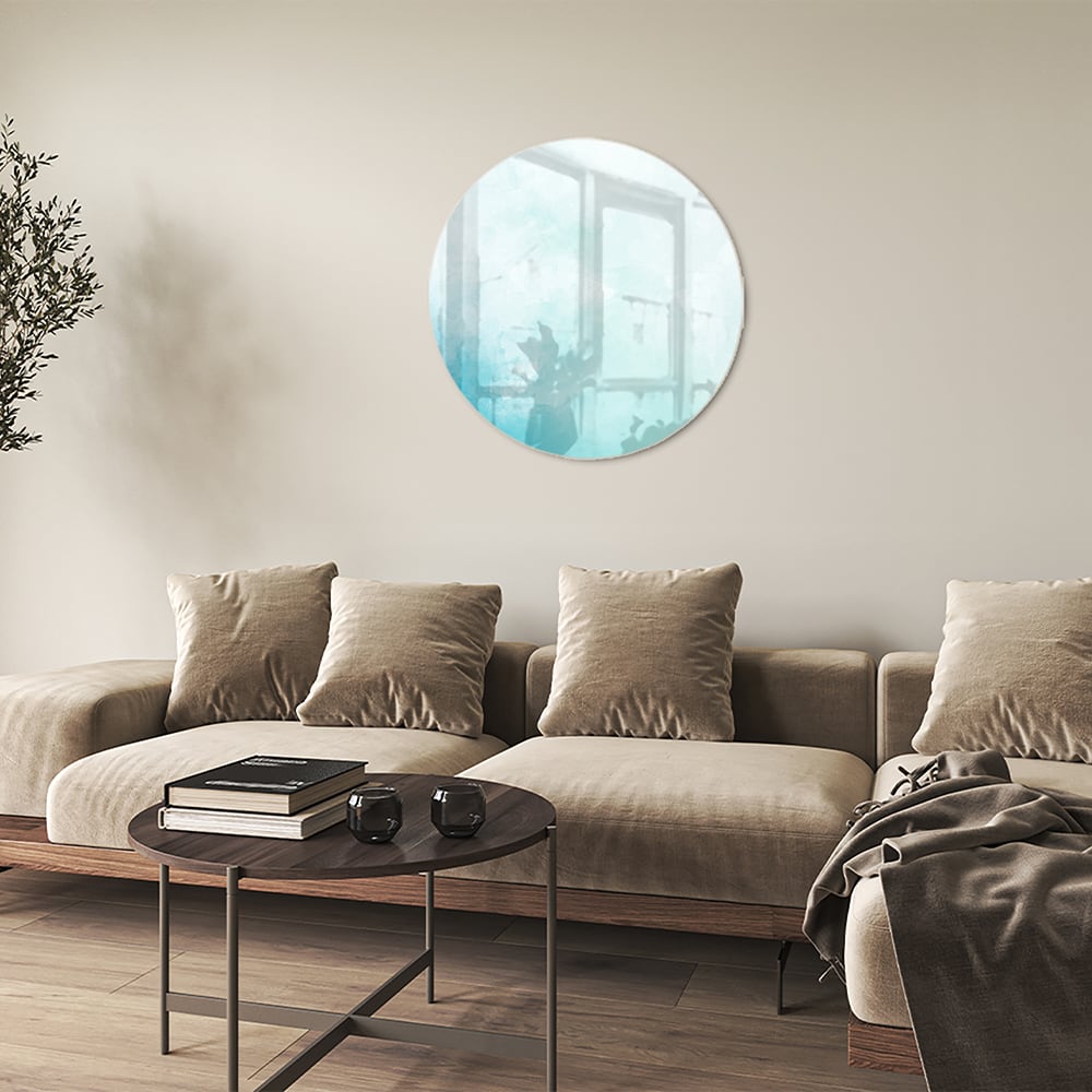 Abstract glazen schilderij met blauwe en turquoise tinten aan de muur.