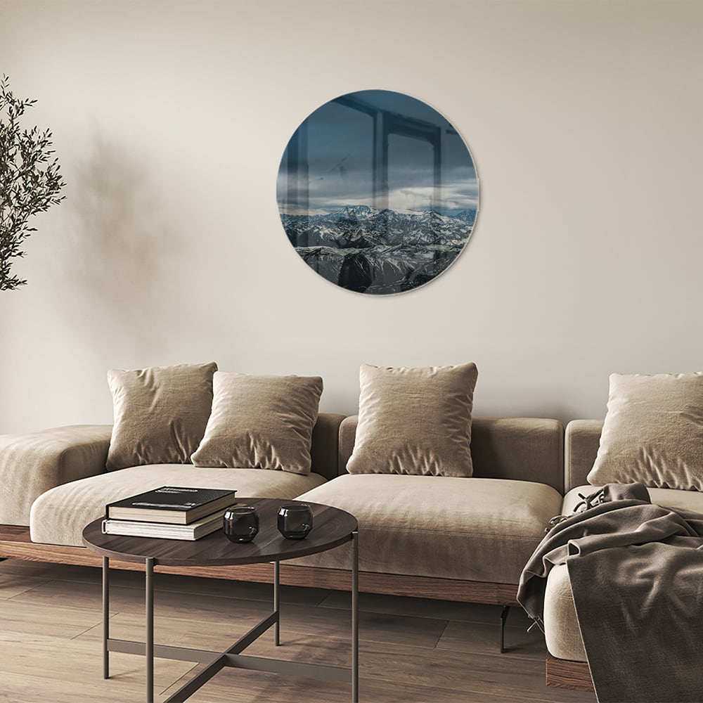 Glazen schilderij van een majestueus berglandschap met sneeuwtoppen