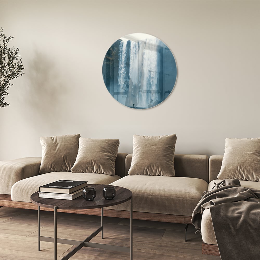 Glazen schilderij van een waterval in een moderne woonkamer.
