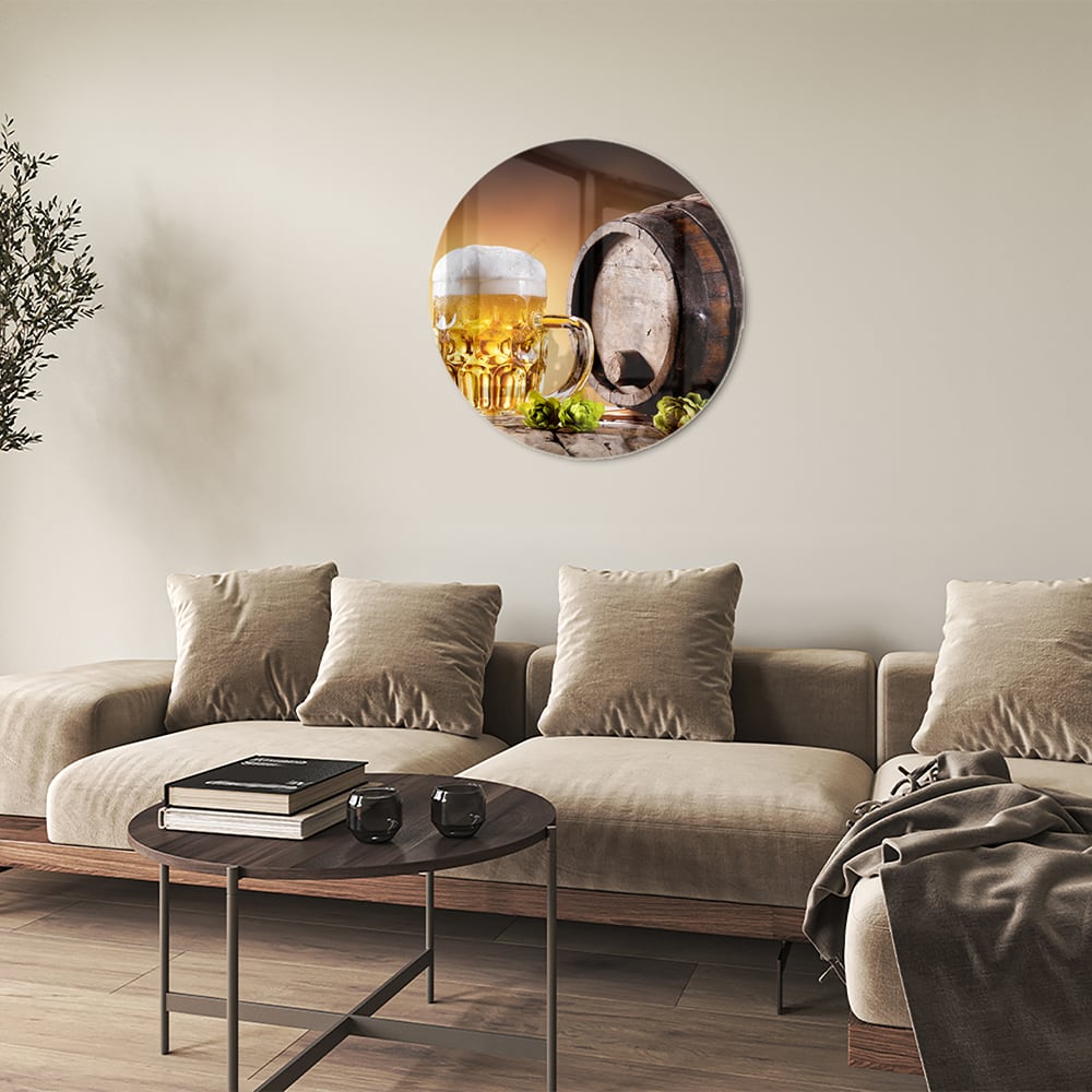 Glazen schilderij van een koud biertje op een houten tafel met groen in de achtergrond.