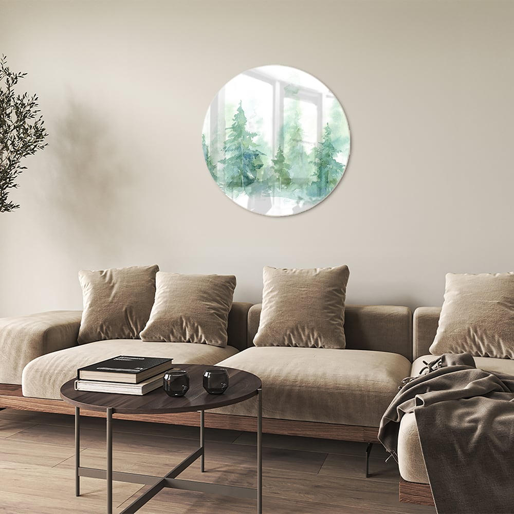 Glazen schilderij met groene dennenbomen aan de muur in een modern interieur.