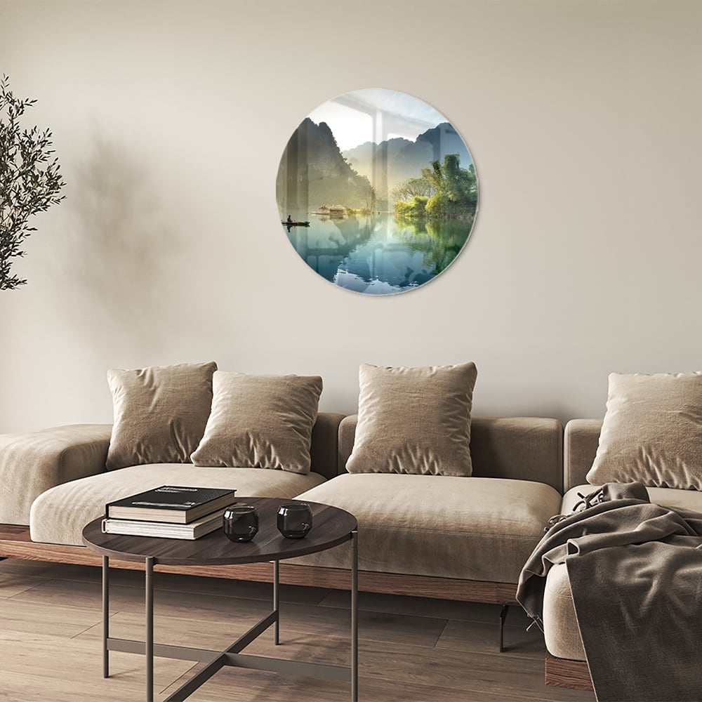 Glazen schilderij van een serene berglandschap met reflecties in het water.