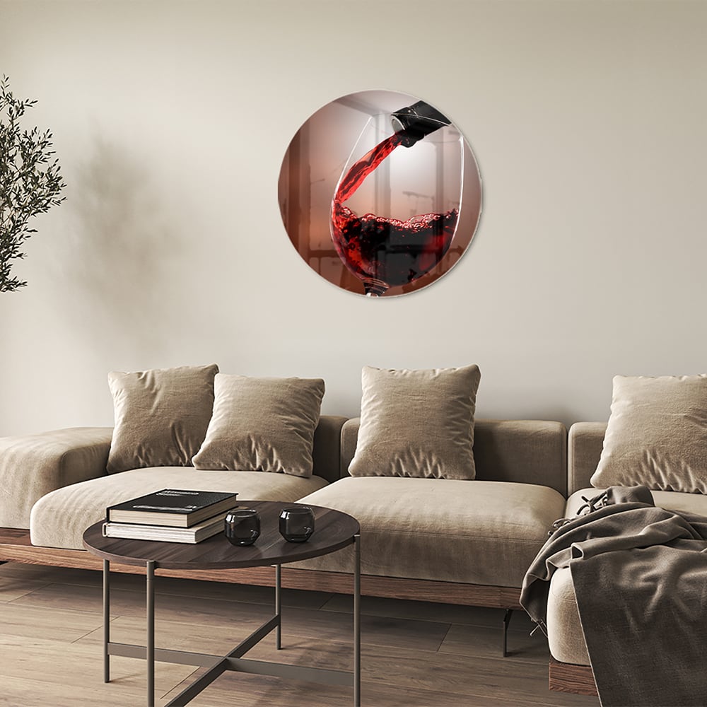 Glazen schilderij van een rode wijn die in een glas wordt ingeschonken, zichtbaar in een moderne woonkamer.