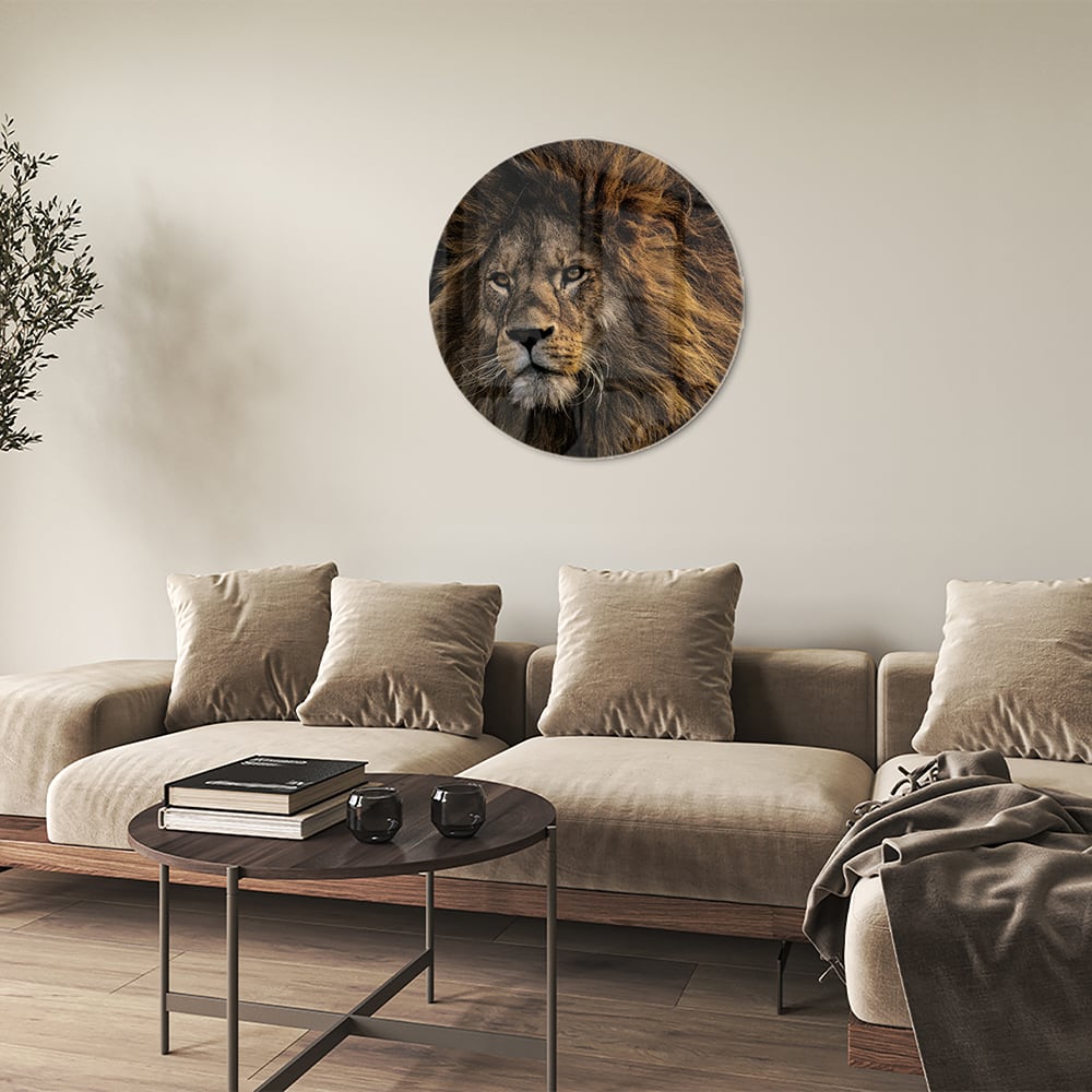 Glazen schilderij van een leeuw met een krachtige uitstraling