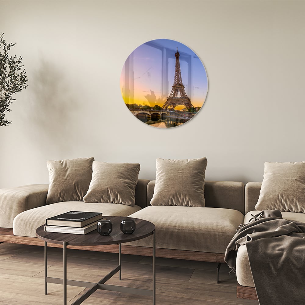 Een glazen schilderij van de Eiffeltoren bij zonsondergang, met warme kleuren.