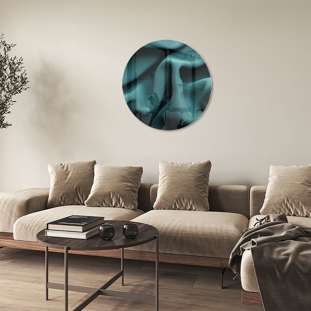 Elegante blauwgroene glazen schilderij in een moderne woonomgeving.