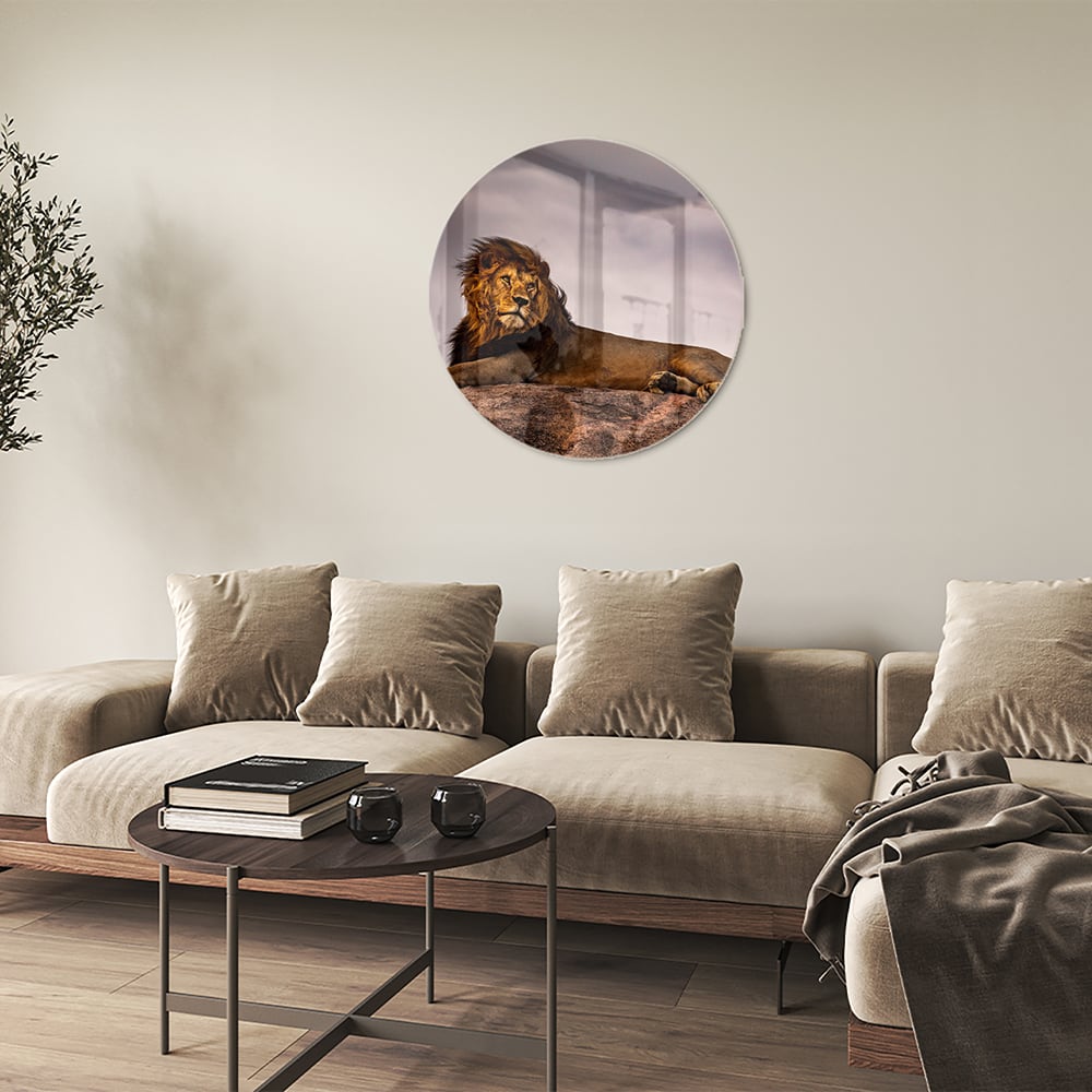 Glazenschilderij van een majestueuze leeuw op een rots, perfect voor interieurdecoratie.