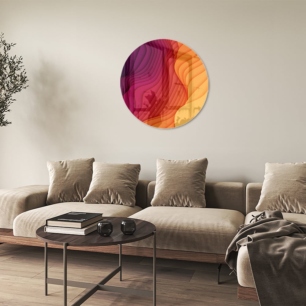 Abstract glazen schilderij met paarse en oranje golven aan de muur.