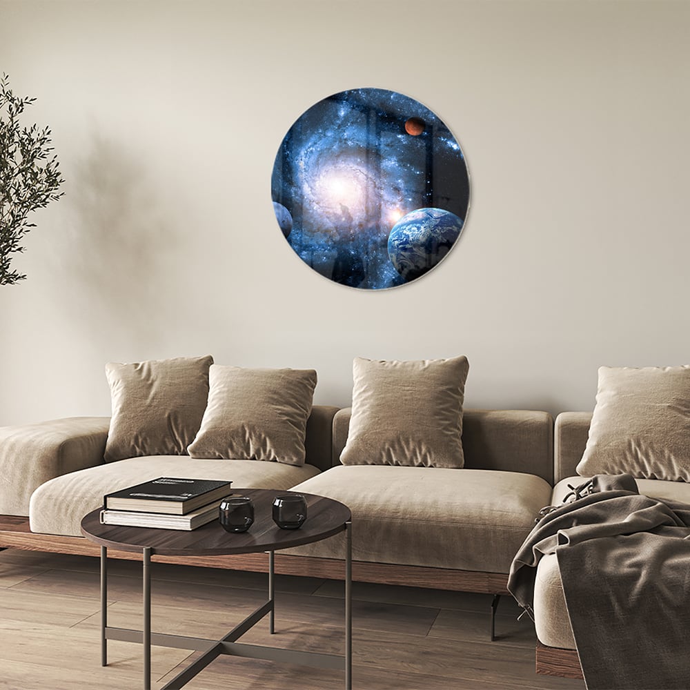 Glazen schilderij van het heelal met sterren en planeten, hangend aan de muur