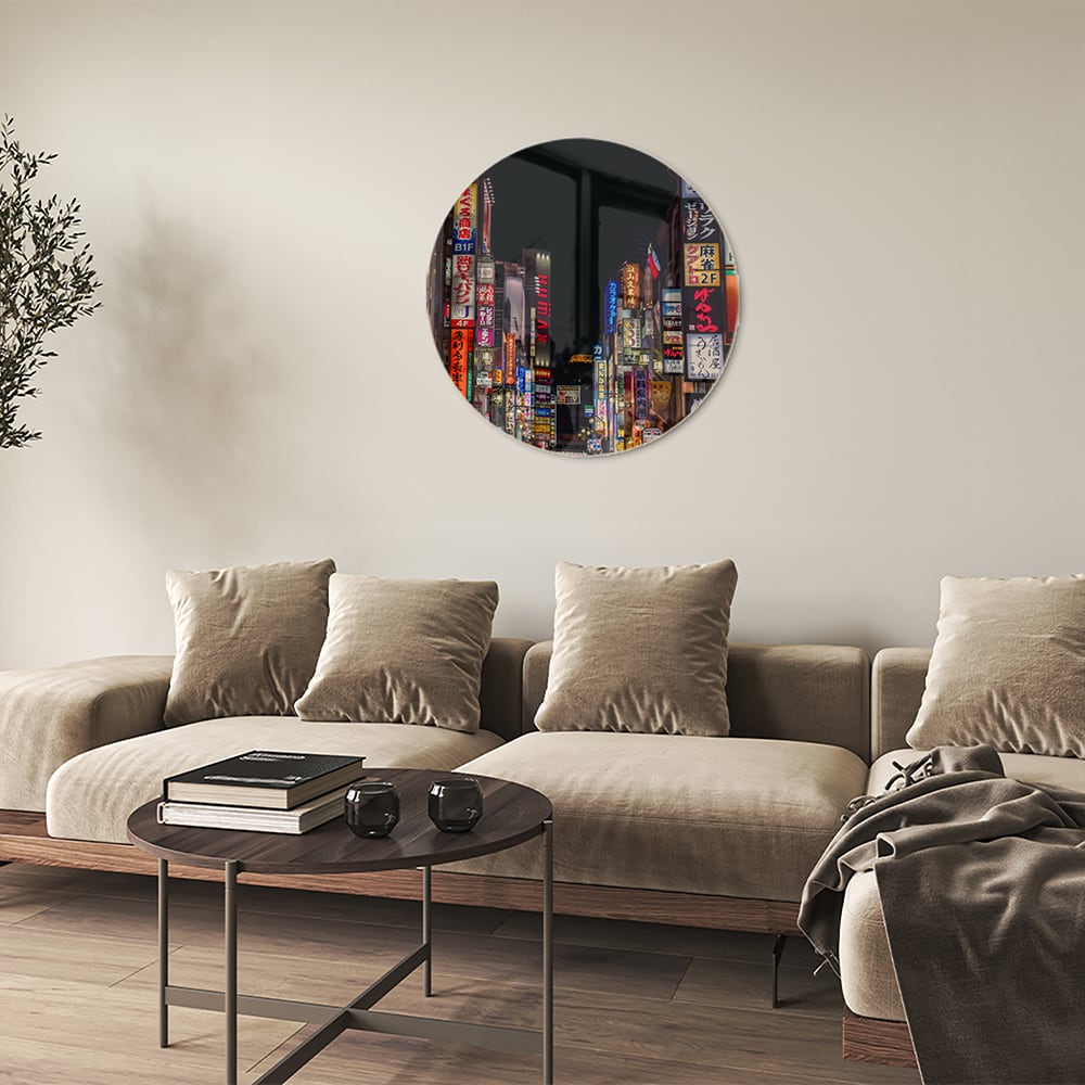 Glazen schilderij van een levendige stad met neonverlichting aan de muur in een moderne woonkamer.