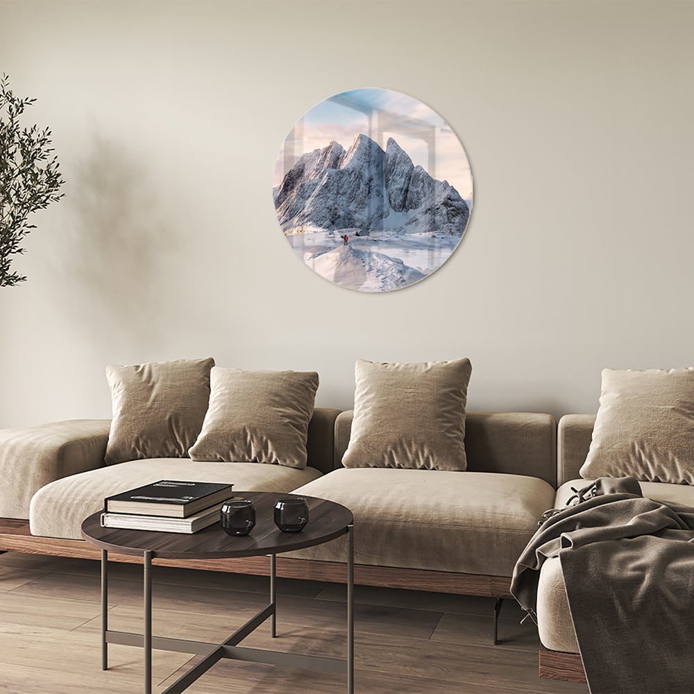 Glazen schilderij van besneeuwde bergen in een lichte woonkamer
