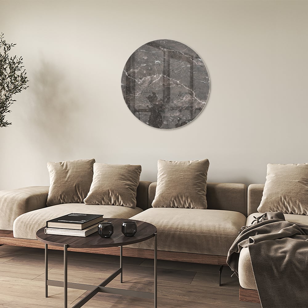 Glazen schilderij met marmerdesign in een moderne woonkamer