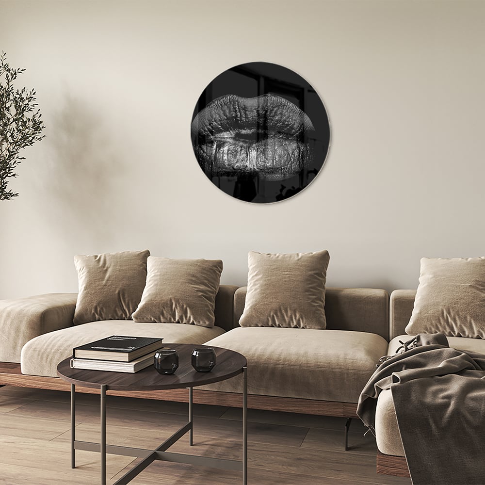 Zwart glazen schilderij met een artistieke lippenprint aan de muur.