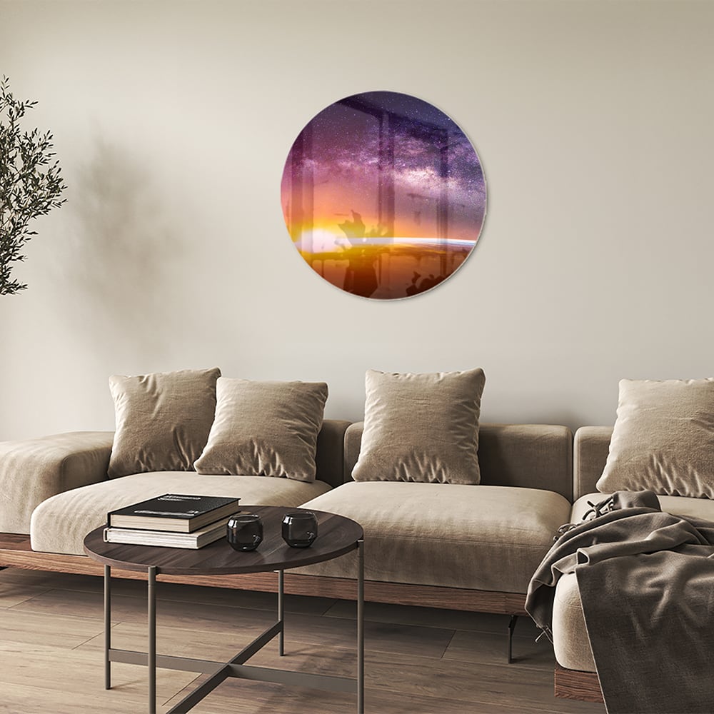Glazen schilderij van een sterrenhemel met zonsondergang, hangt aan de muur in een stijlvolle woonkamer.