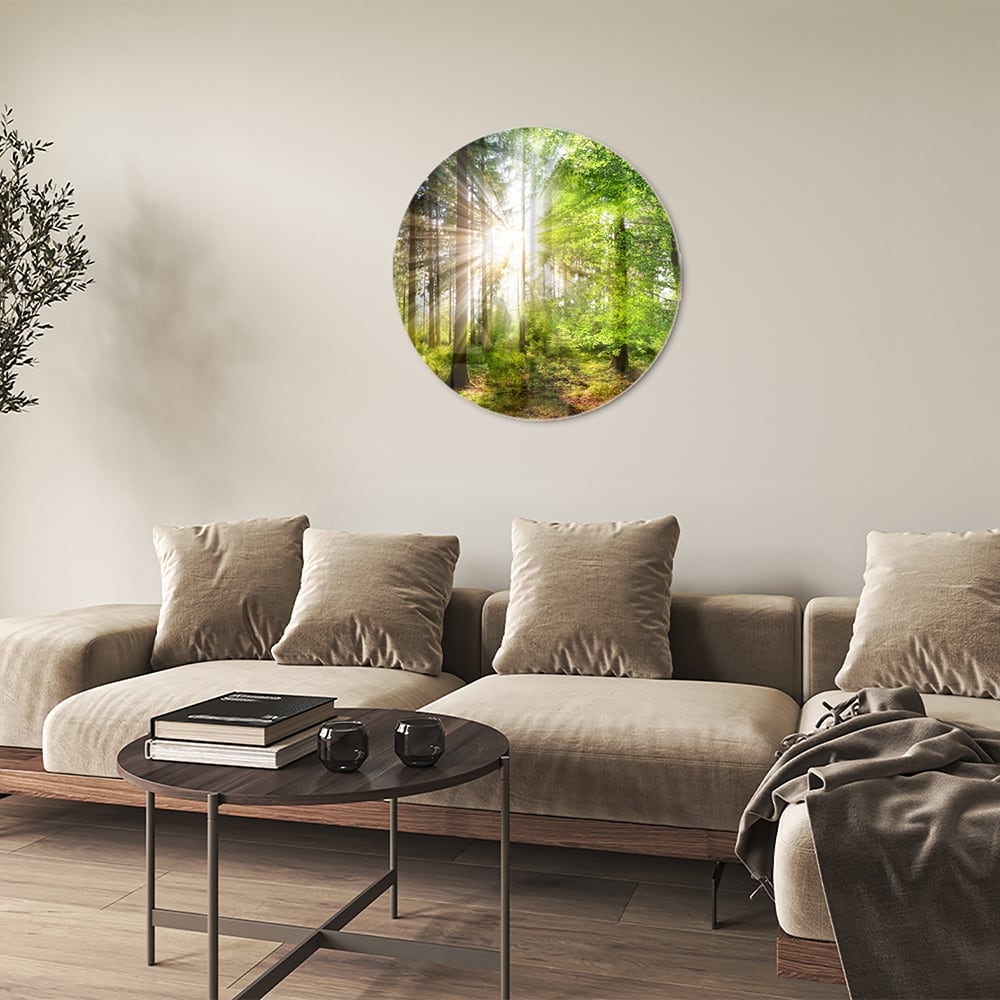 Glazen schilderij van een bos met zonnestralen op een muur.