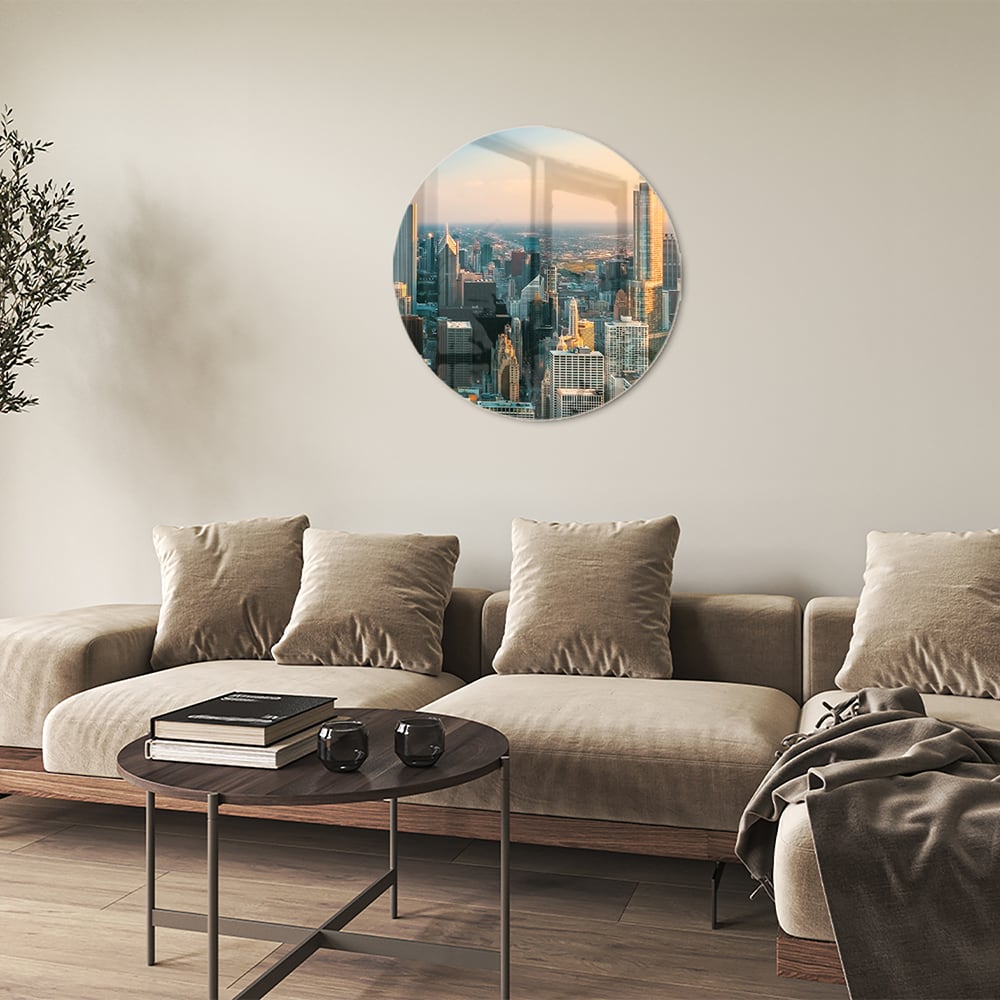 Glazen schilderij met uitzicht op een stad skyline onder een zonsondergang