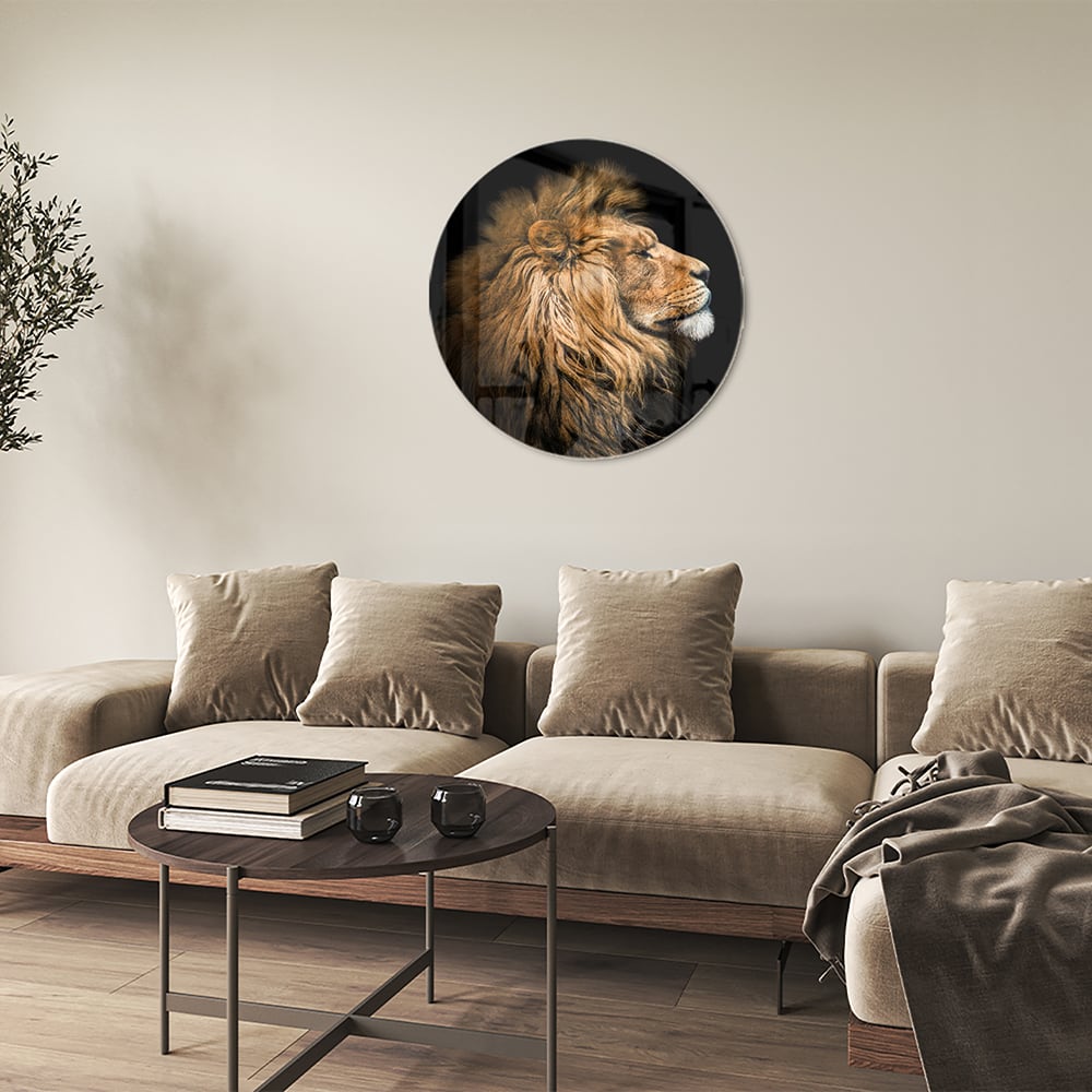 Glazen schilderij van een leeuw met rijke, gouden manen tegen een zwarte achtergrond.