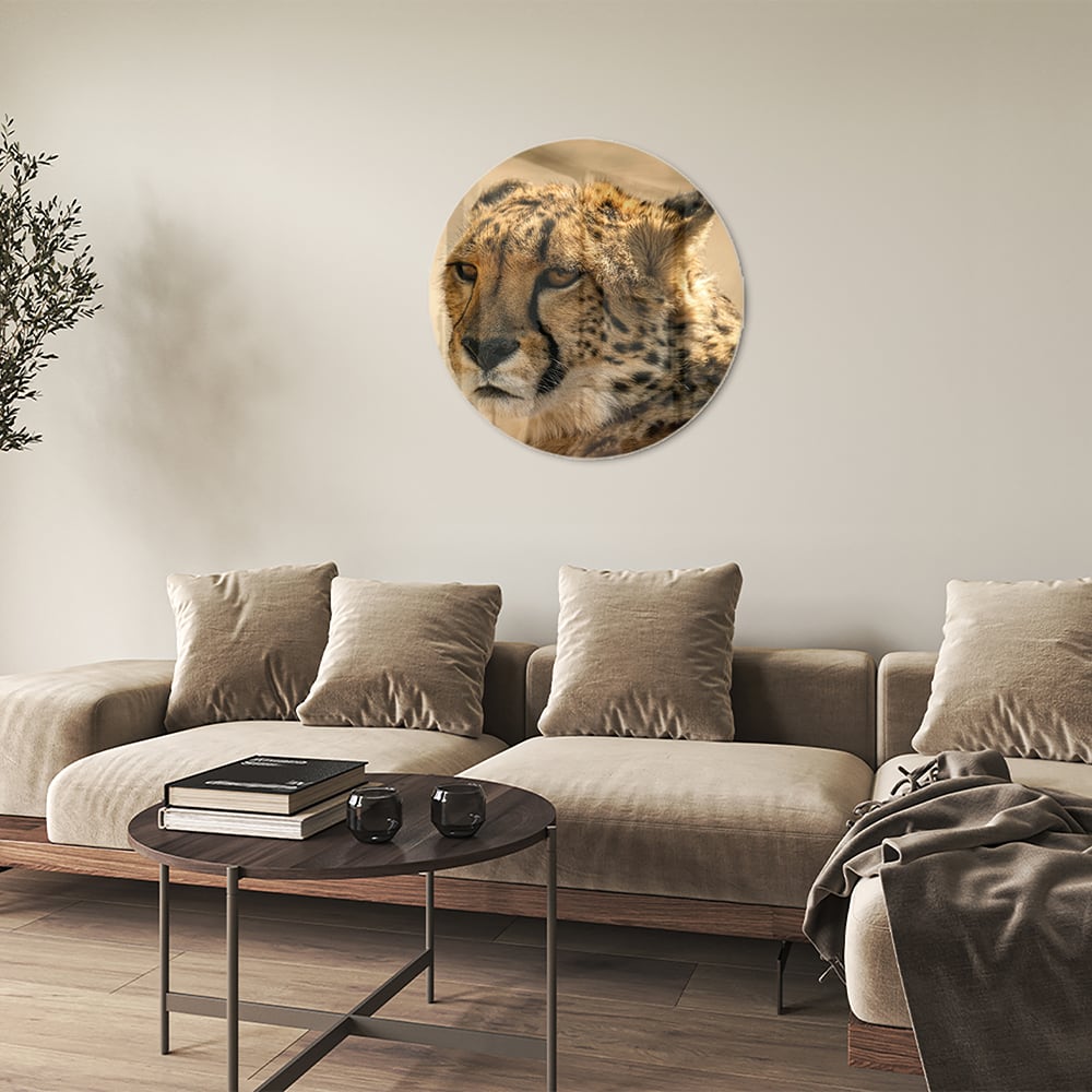 Glazen schilderij van een luipaard hangt aan de muur in een stijlvolle woonkamer.