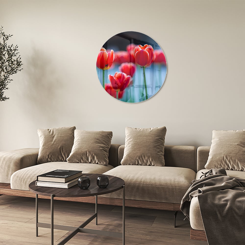 Glazen schilderij met rode tulpen op een witte muur