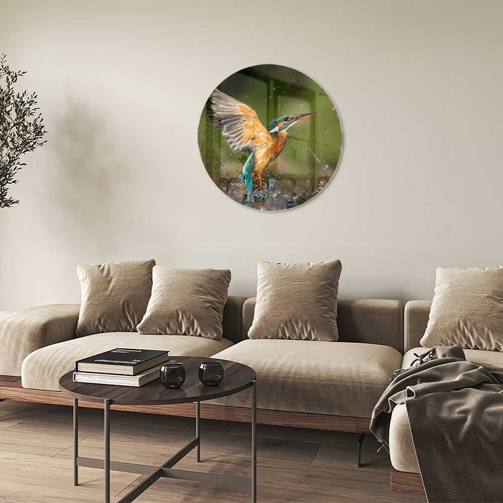 Glazen schilderij van een ijsvogel die in het water duikt