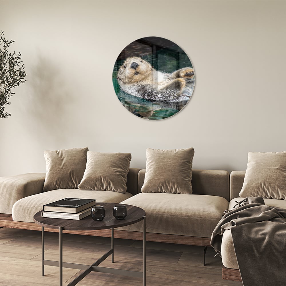 Glazen schilderij van een zeeotter die in water drijft.