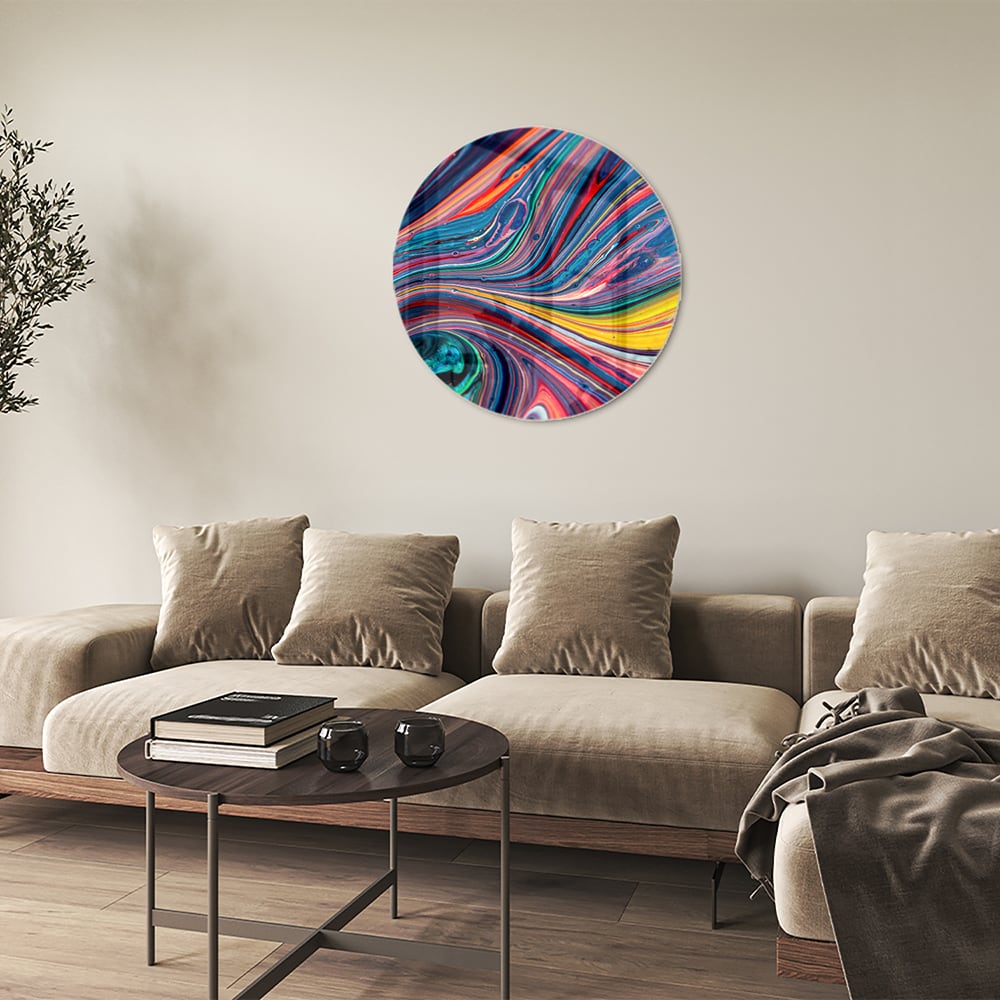 Kleurrijk abstract glazen schilderij aan de muur in een modern interieur.