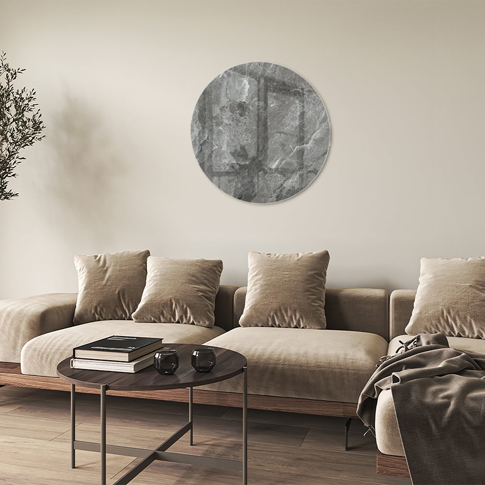 Stijlvol glazen schilderij met grijze marmerstructuur aan de muur