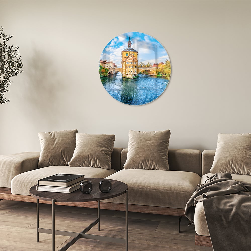 Glazen schilderij van een schilderachtig stadje aan het water met kleurrijke gebouwen en een helderblauwe lucht.