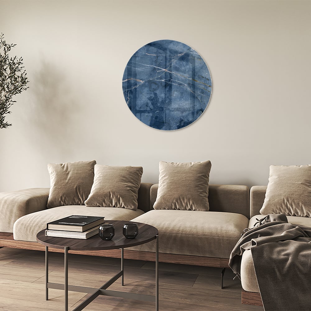 Diepblauw glazen schilderij met marmerstructuur aan de muur