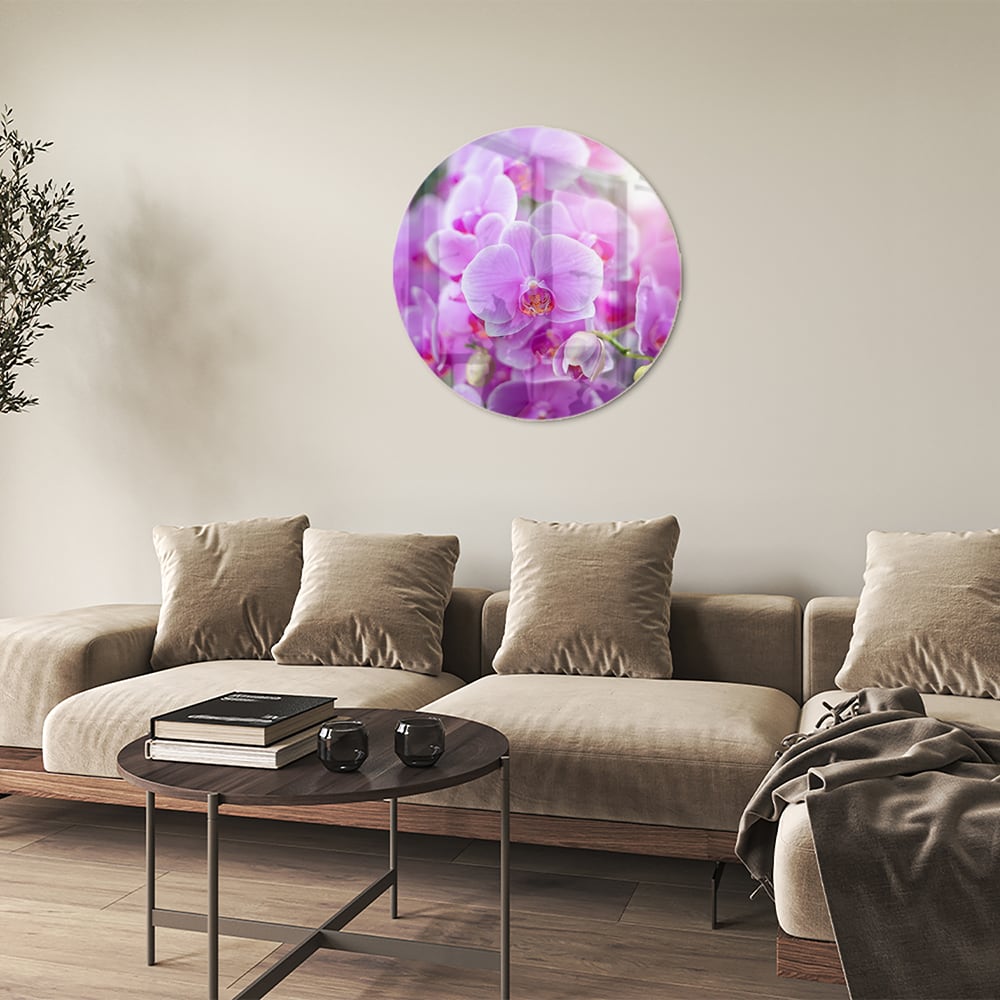 Glazen schilderij met een close-up van paarse orchideen in een mooi interieur