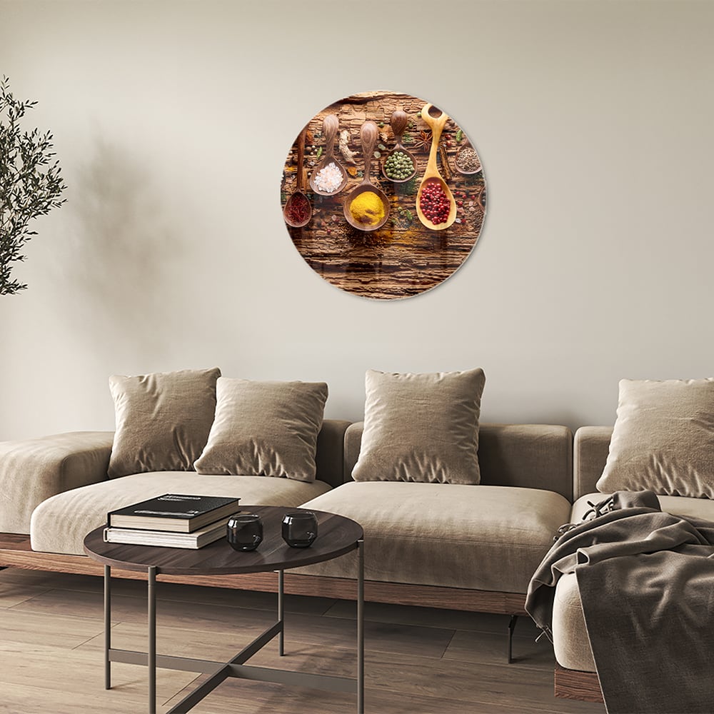 Glazen schilderij met kleurrijke specerijen en houten lepels op een rustieke achtergrond.