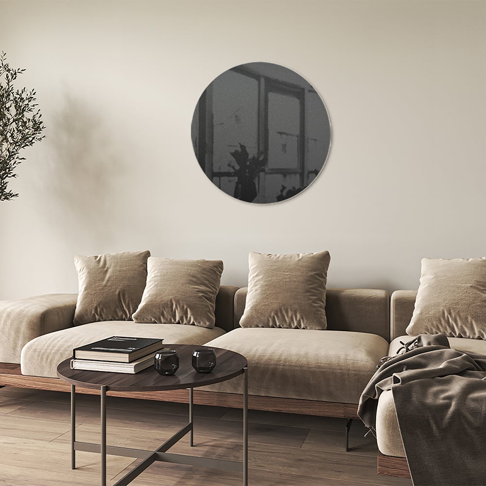 Zwart-wit glazen schilderij aan de muur boven een houten kast