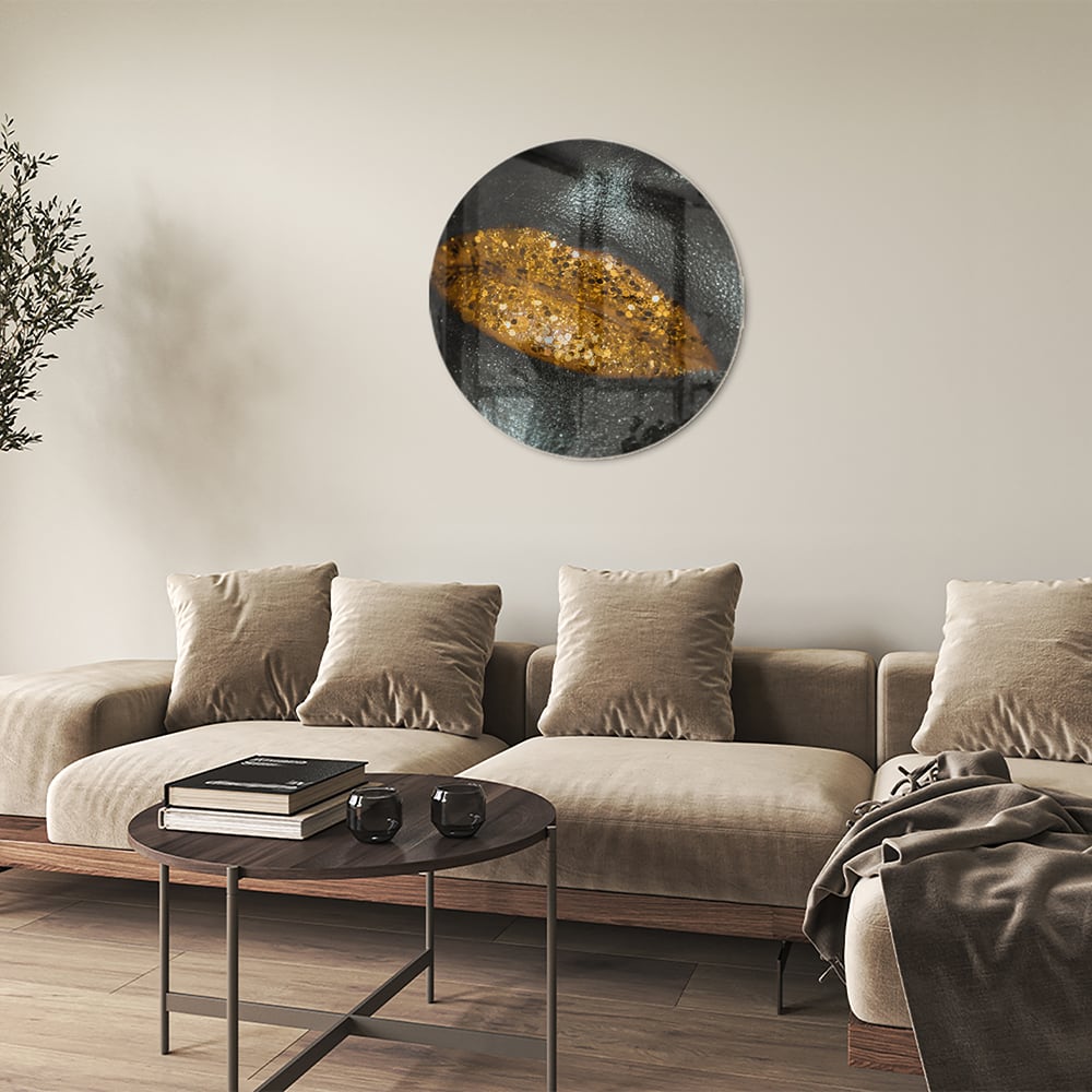 Glazen schilderij met een gouden blad op een zwarte achtergrond, perfect voor moderne interieurs.
