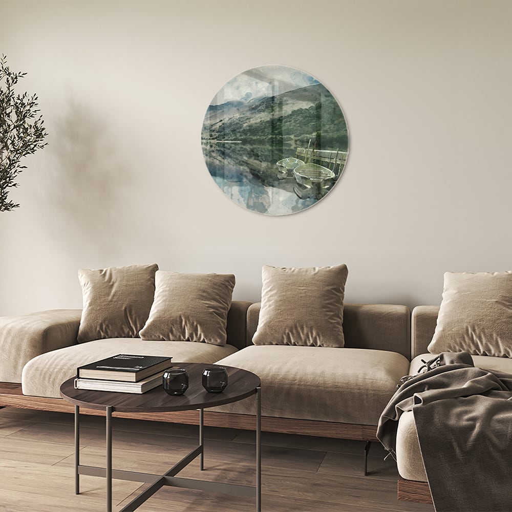 Glazen schilderij van een serene landschap met blauw meer en bergen