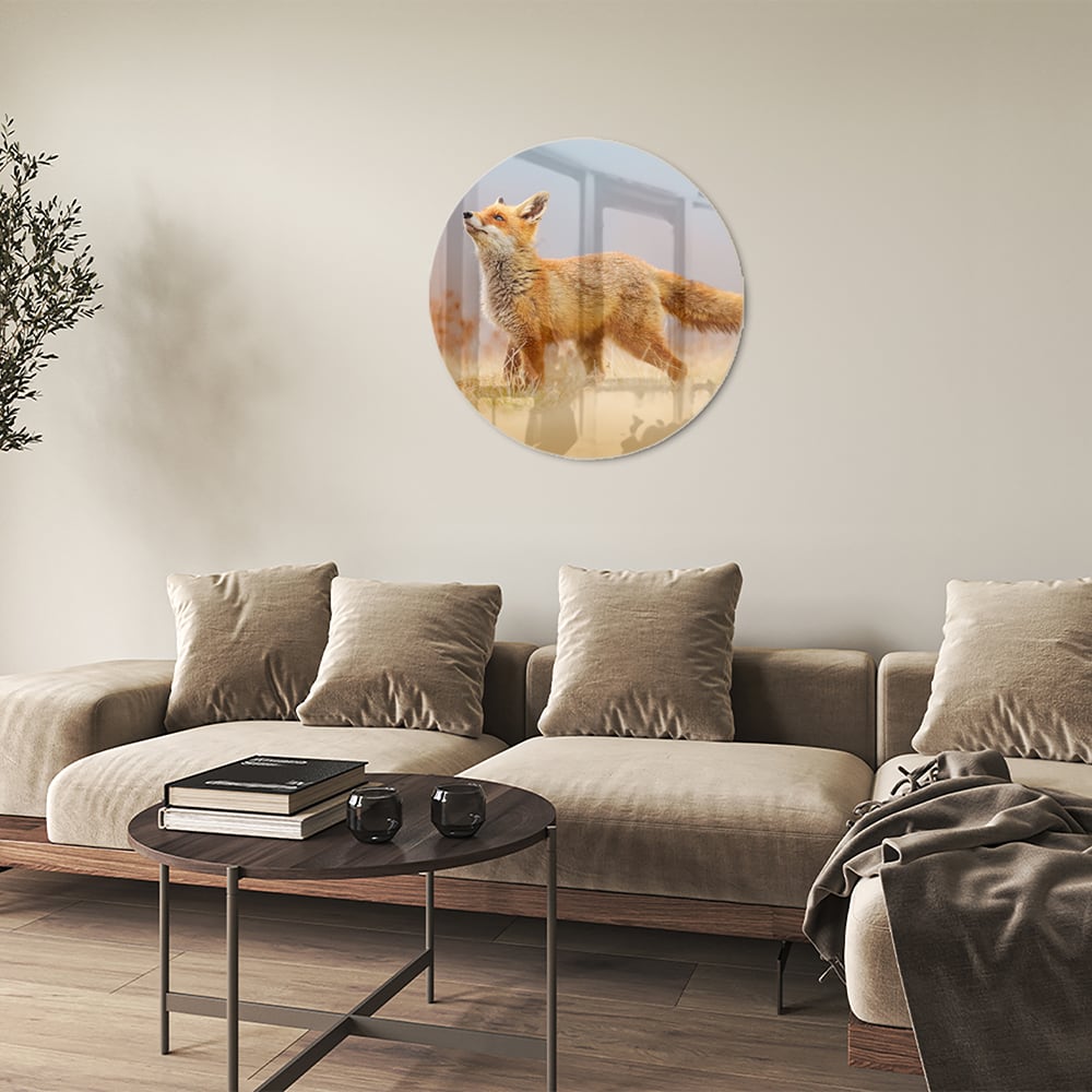 Glazen schilderij van een vos die in de natuur staat, perfect voor moderne interieurs.