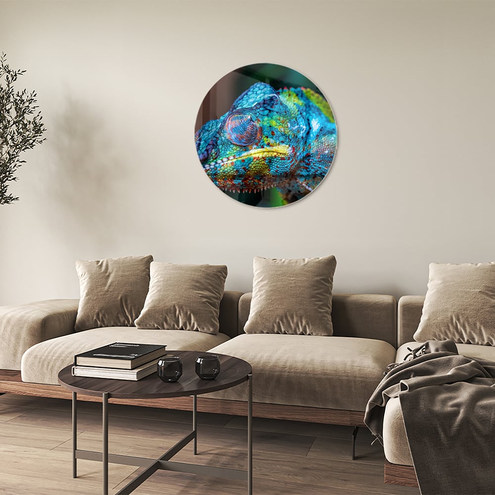 Glazen schilderij van een kleurrijk chameleon hangt aan de muur