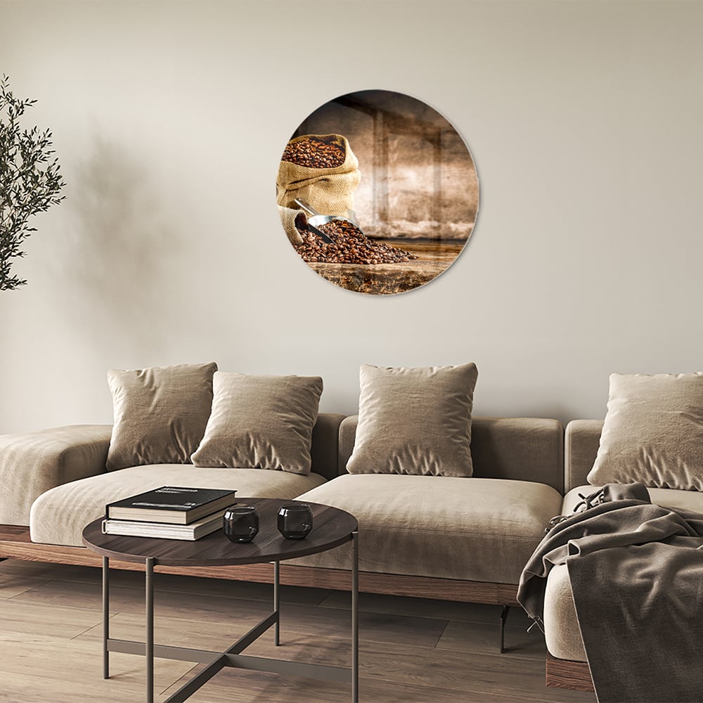 Glazen schilderij met koffiezakken en koffiebonen op een muur.