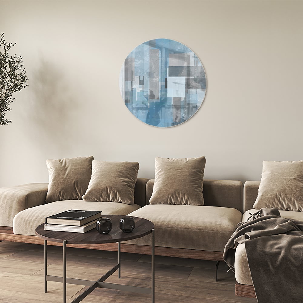 Abstract glas schilderij met blauwe en grijze tinten aan de muur