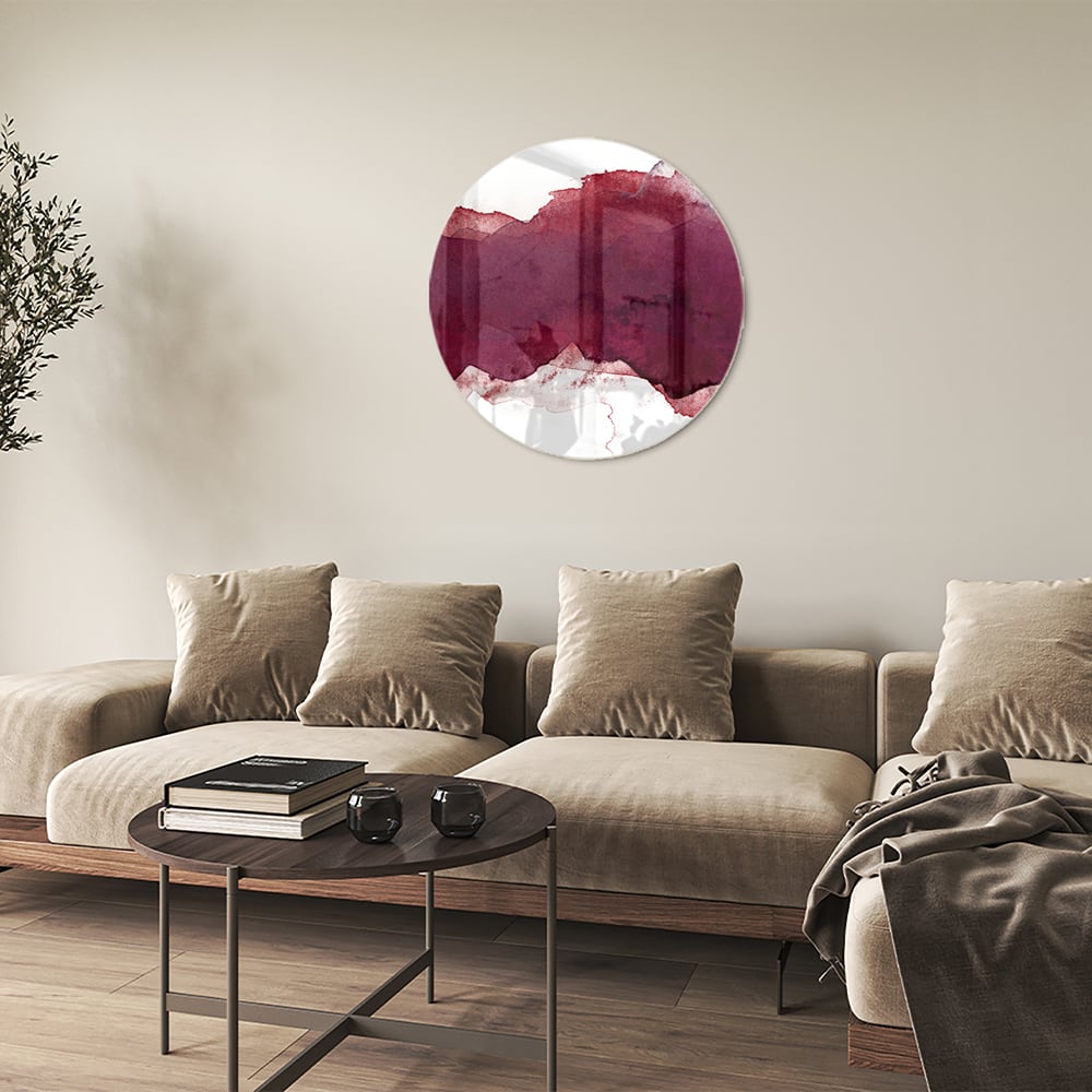 Abstract glas schilderij in dieprood gehangen boven een moderne kast