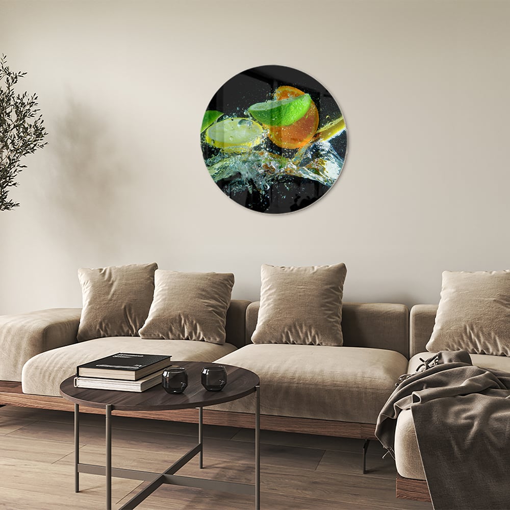 Glas schilderij met kleurrijke citrusvruchten en waterdruppels op een zwarte achtergrond.