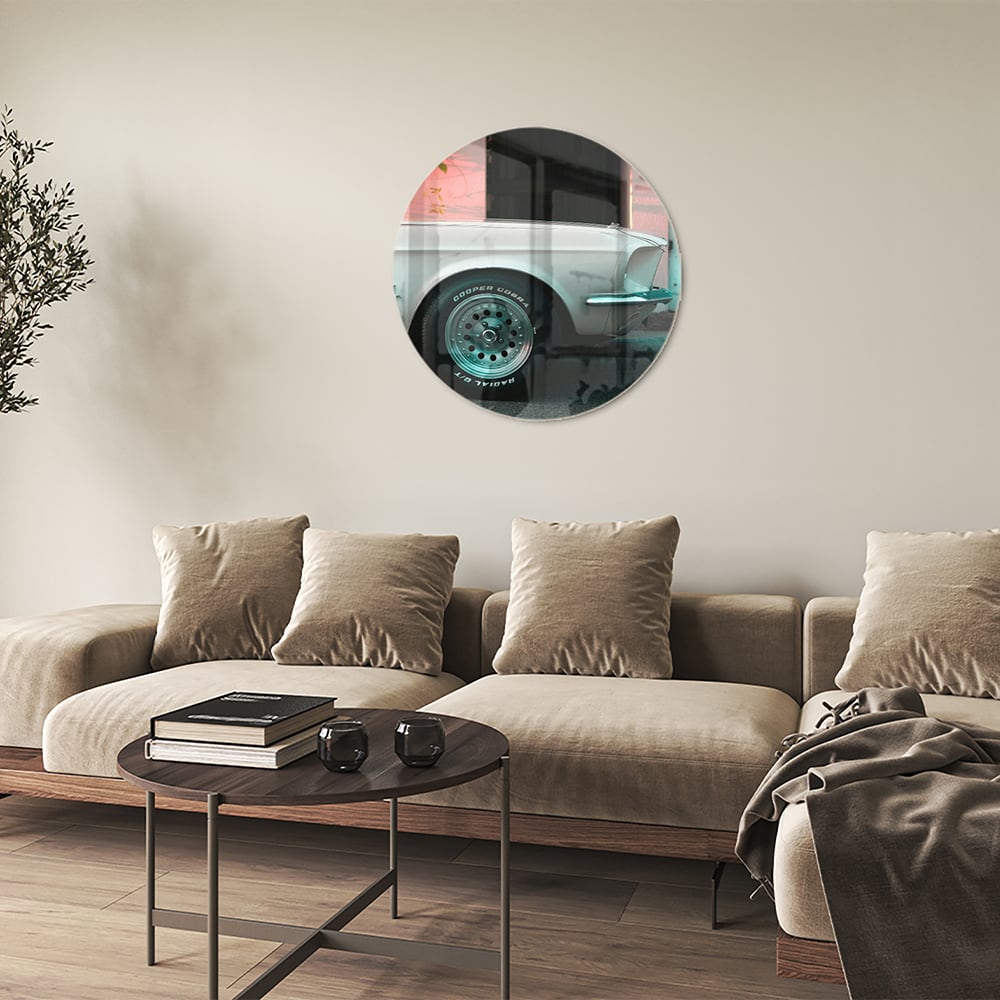 Glazen schilderij van een vintage auto in een sfeervol interieur