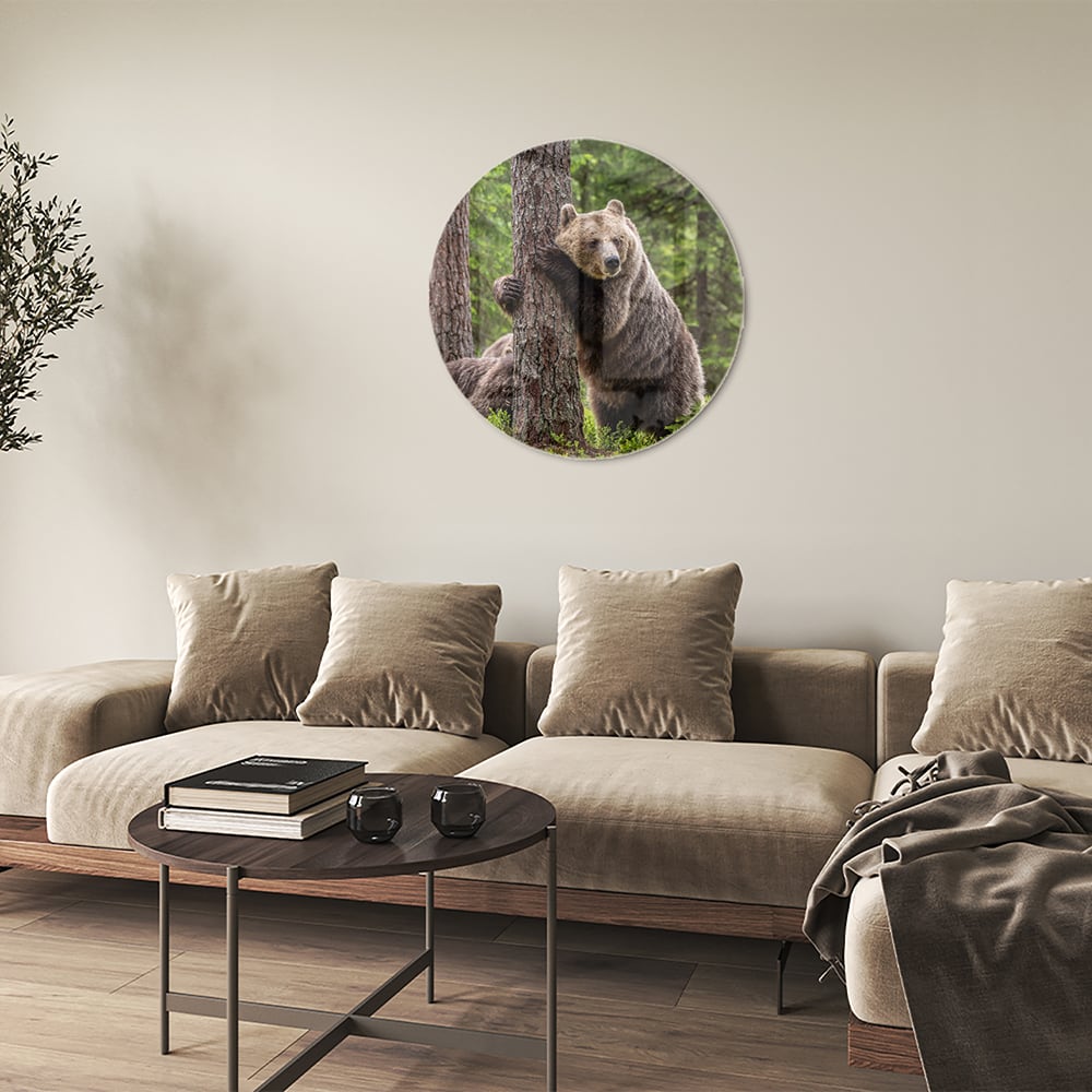 Glazen schilderij van een grizzly beer leunend tegen een boom in de natuur.