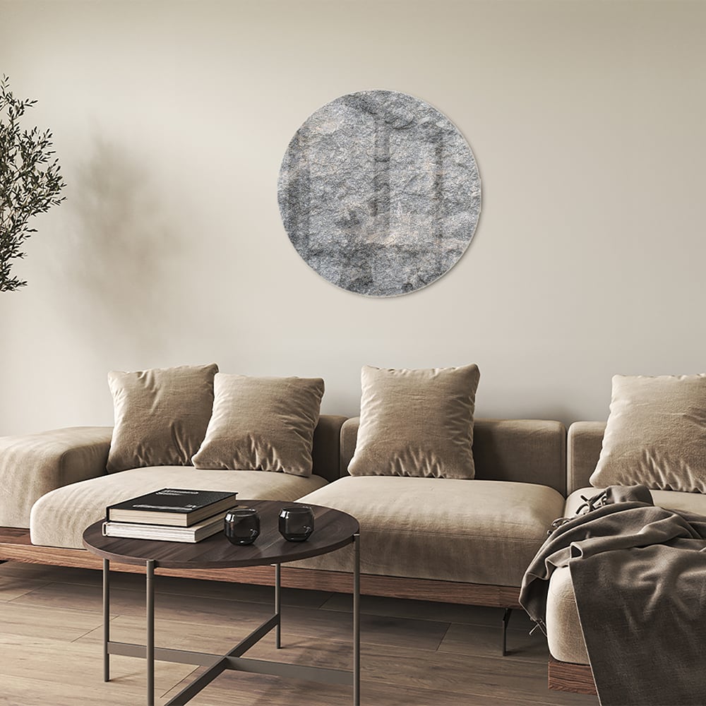 Glazen schilderij met abstracte textuur op muur in moderne woonkamer