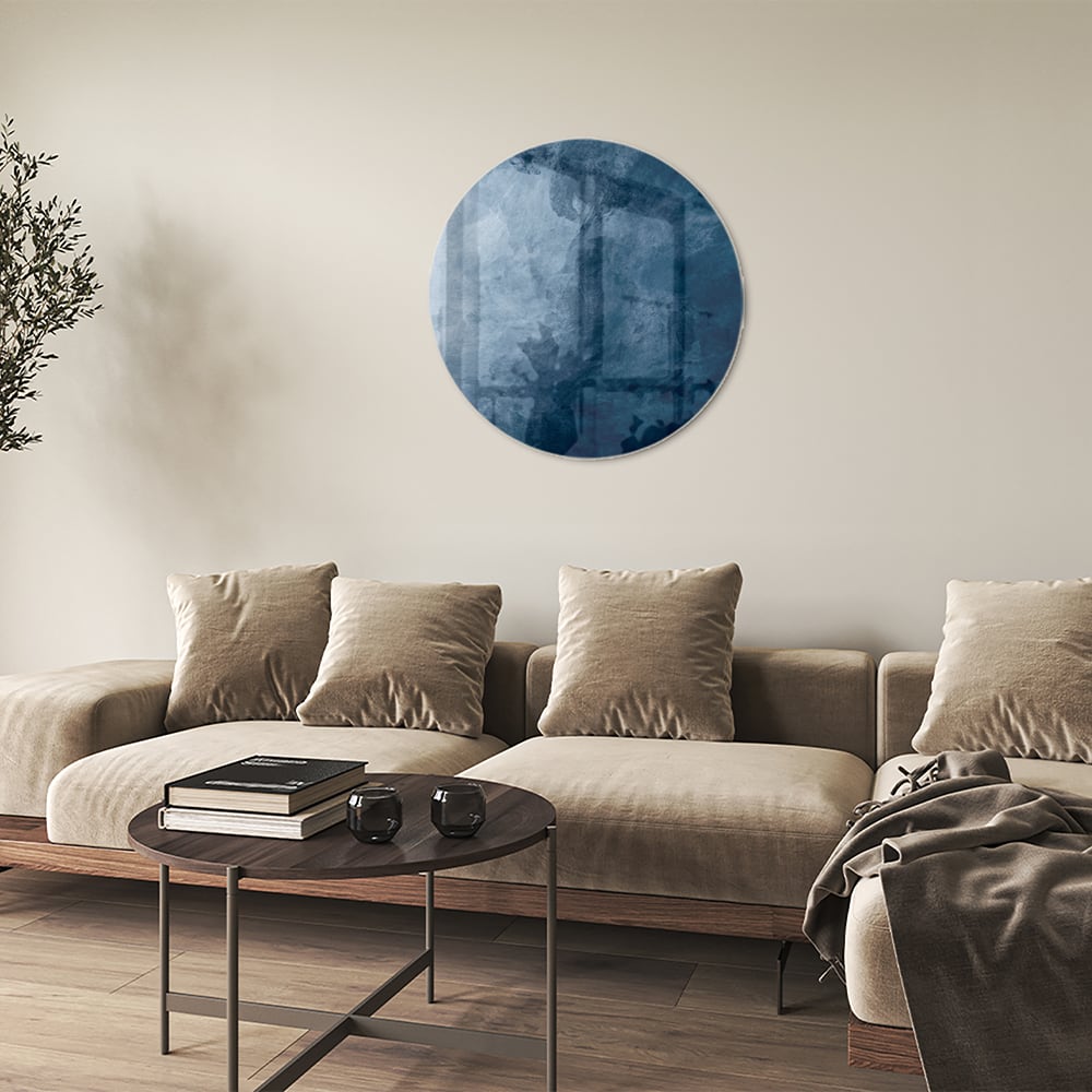 Abstract blauw glas schilderij aan de muur bij een houten meubel.