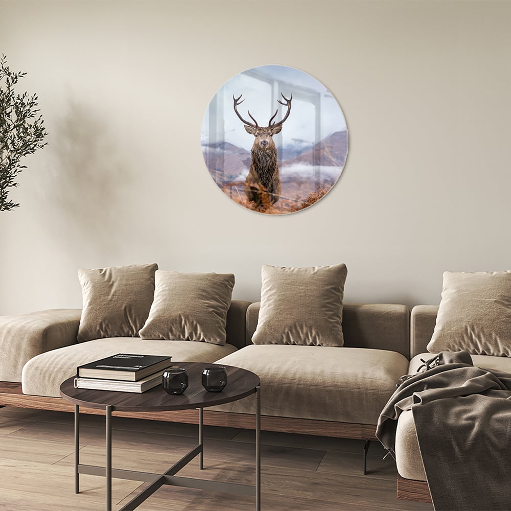 Glazen schilderij van een hert in een berglandschap met natuurlijke kleuren.