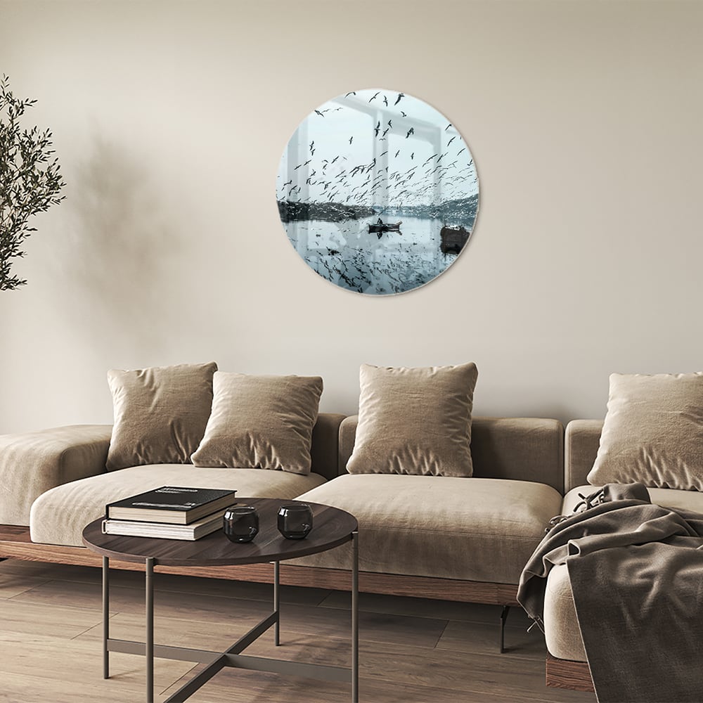Glazen schilderij van vogels boven kalm water met reflecties.